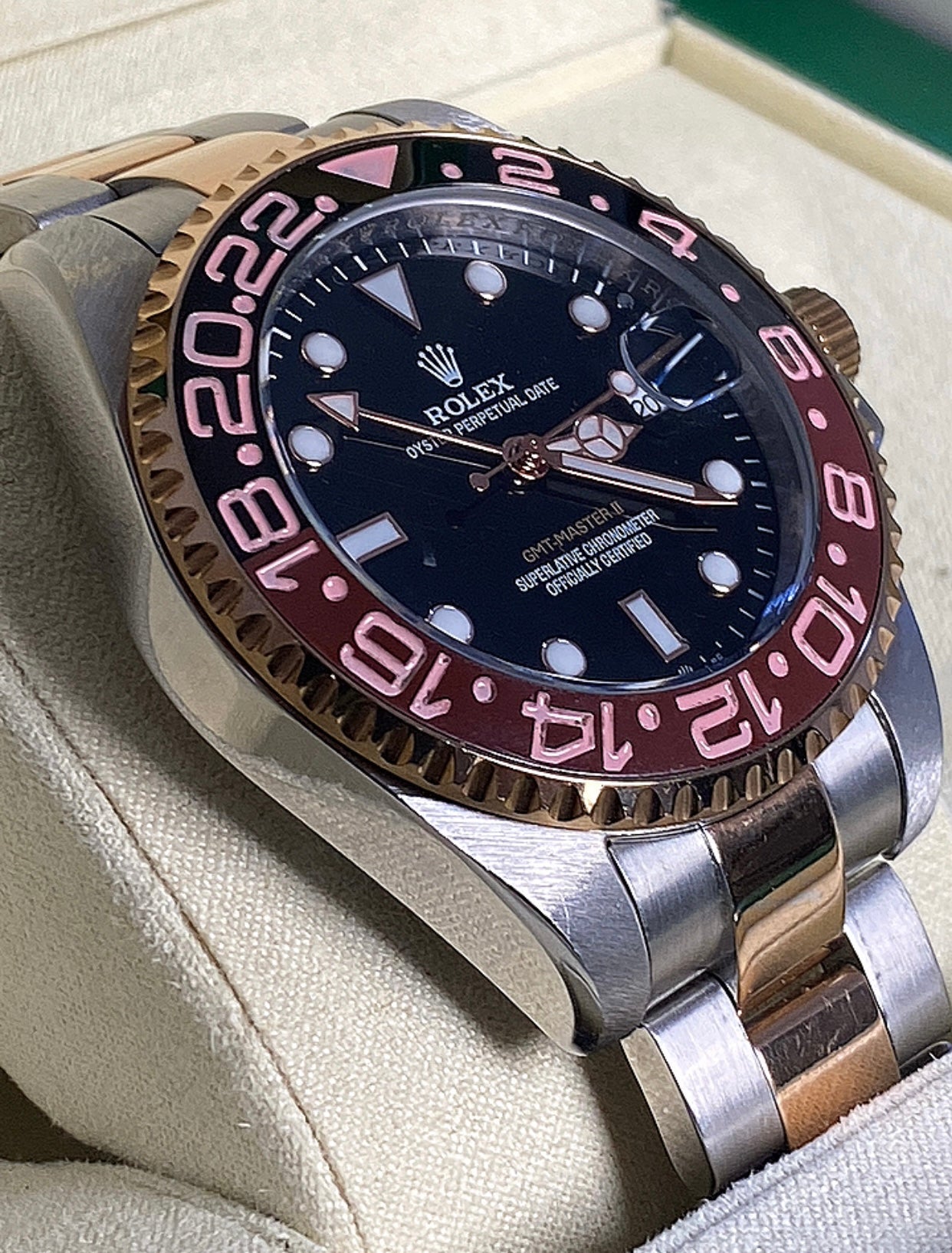 رولكس جي أم تي رووت بيير  اصدار ٢٠٢٤ جراند ماستر - مستعملة بحالة الجديد وياها حافظة جلد من رولكس