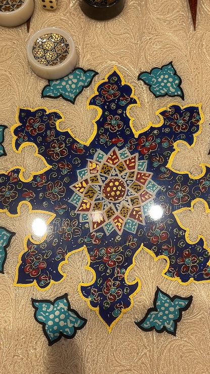 السعر الف دينار طاولي صناعة يدويه بالكامل قطعه واحده مع جنود براص واحجار الطاولي واحده فقط الرجاء عدم الاحراج