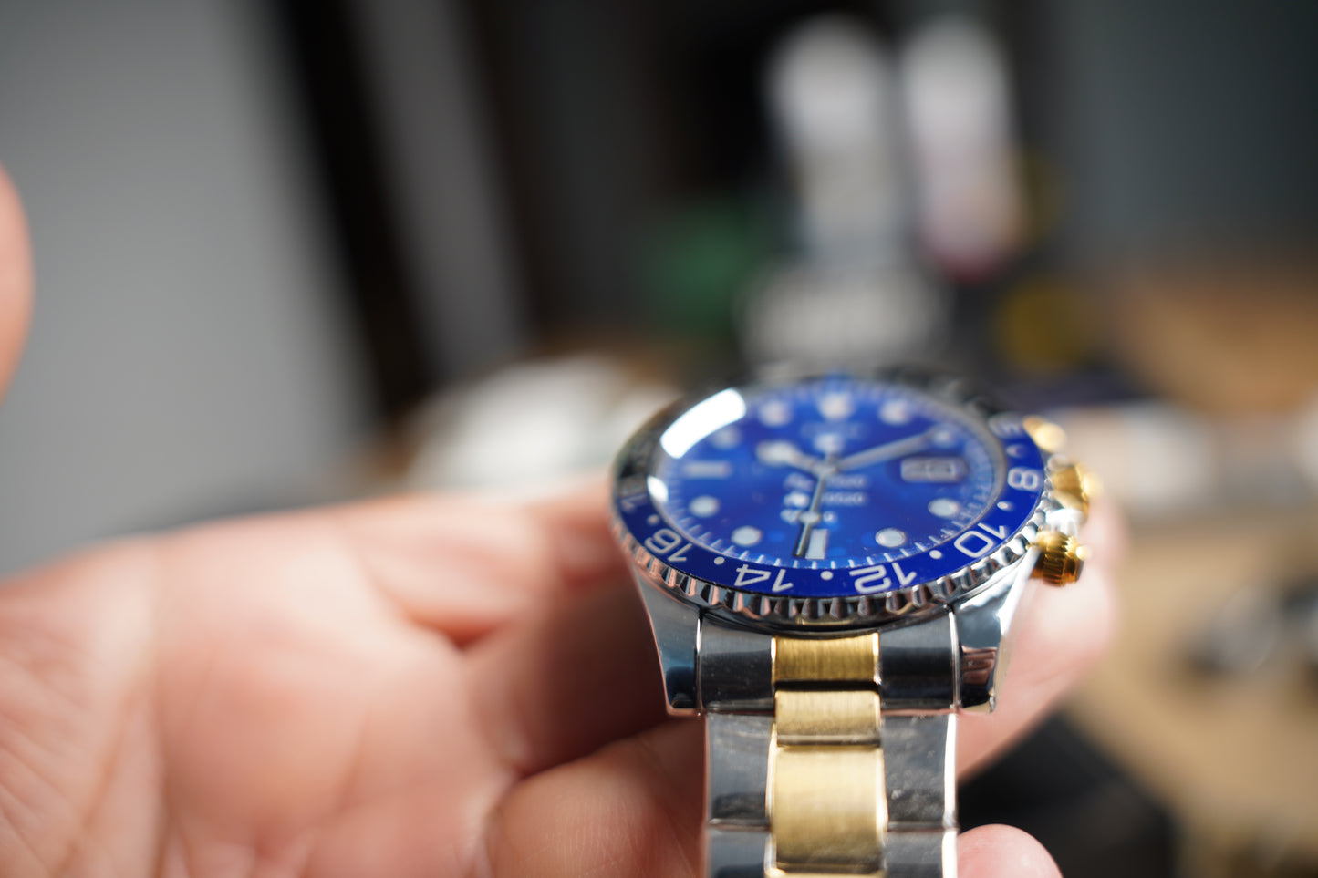 ساعه باتمان ذهبي الجيل الثالث + سماعات ماي بودز