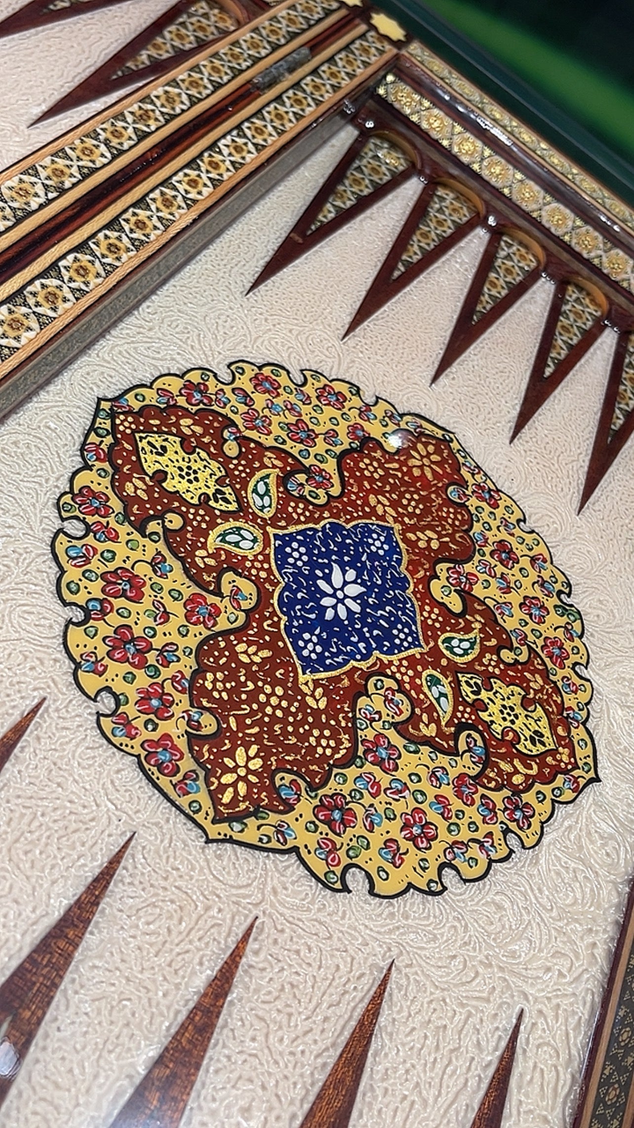 طاولي صناعة يدويه بالكامل قطعه واحده مع جنود براص واحجار الطاولي واحده فقط الرجاء عدم الاحراج