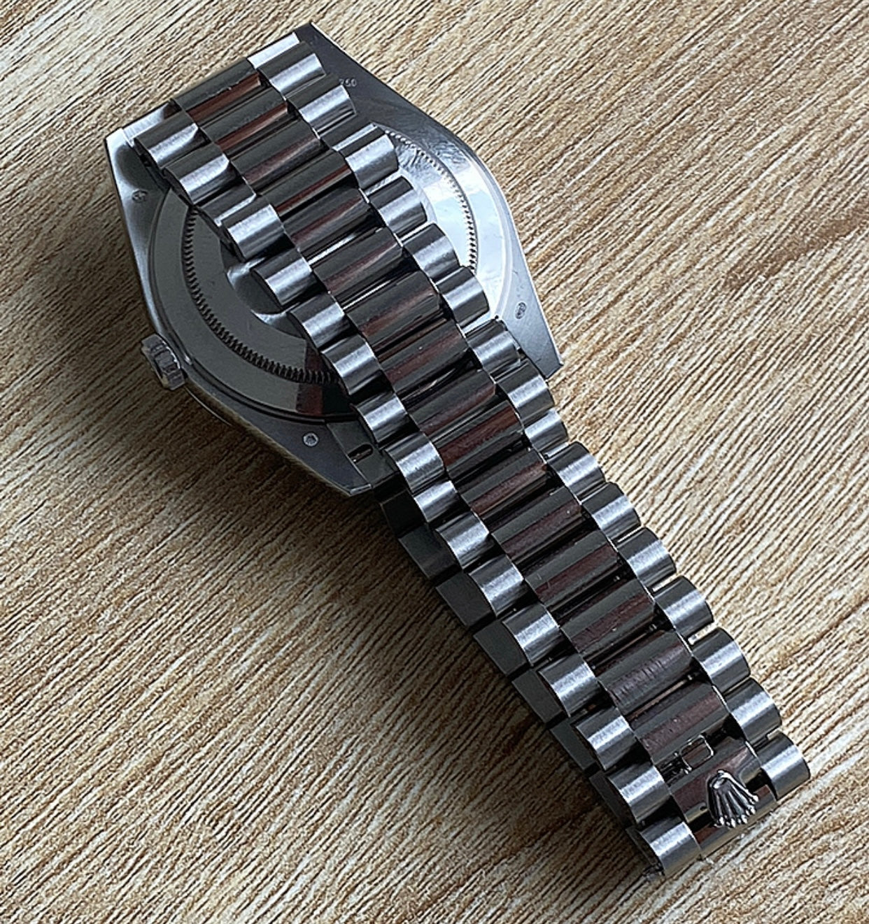 رولكس دايتونا مينا زيتوني ارقام و احرف عربي - الساعة نادرة جداً متوفر قطعة واحدة - سعر الأصلية يعدي ميه الف دولار