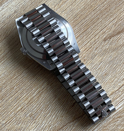 رولكس دايتونا مينا زيتوني ارقام و احرف عربي - الساعة نادرة جداً متوفر قطعة واحدة - سعر الأصلية يعدي ميه الف دولار