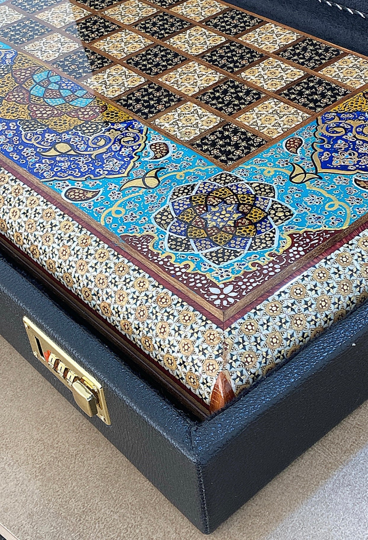 طاولي + شطرنج  زخرفة سوداء راقية صناعة يدوية - جنطة جلد فاخرة السعر بدون احجار شطرنج ٥٥٠ الف ومع احجار شطرنج ٦٥٠ الف