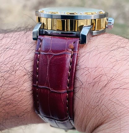 الفكرة ببساطة الساعة من مصنع ساعات انت بتصنع ساعة يدوياً - هذي الساعة تصميمي ركزت بيها على الوزن و ماكينة يدوية  فينتج - حبة واحدة فقط