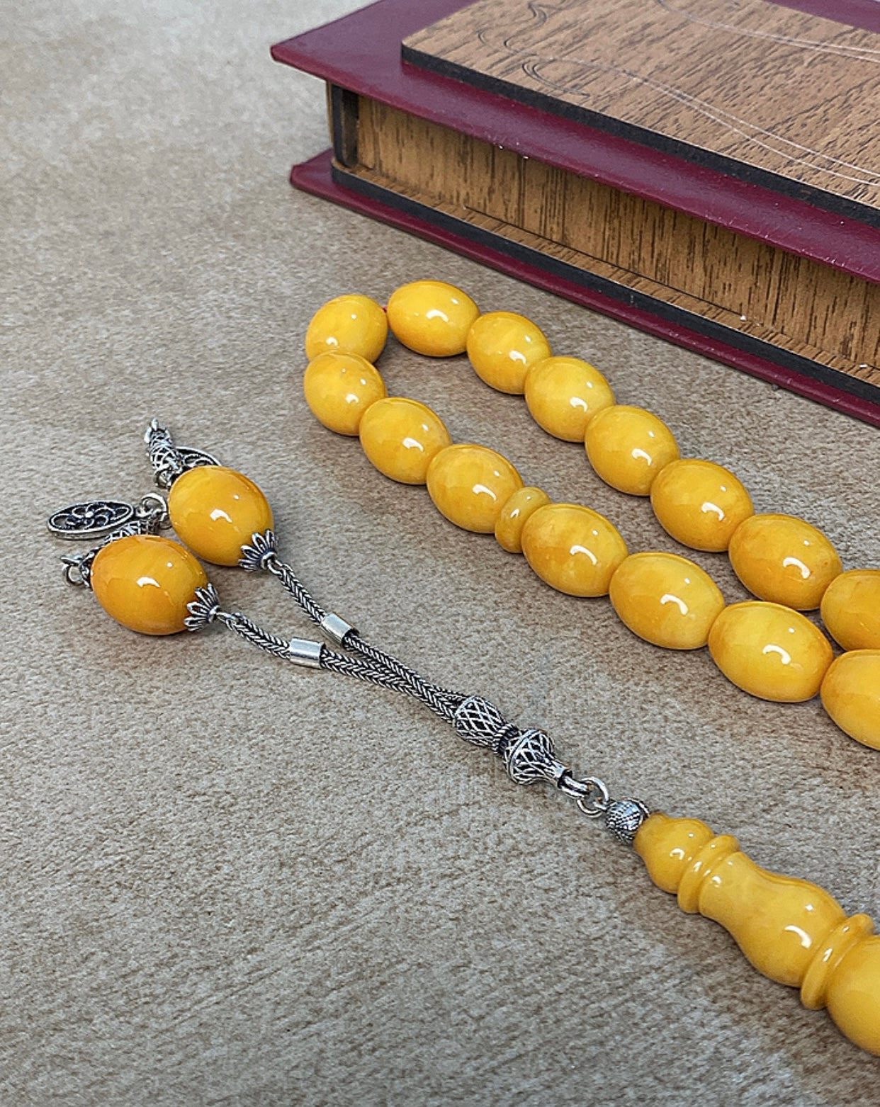 قطعة واحدة سبحة كهرب  ألماني  كبس، حجر كهرب خام طبيعي ١٠٠ بال ١٠٠ من دون اية مواد مضافه