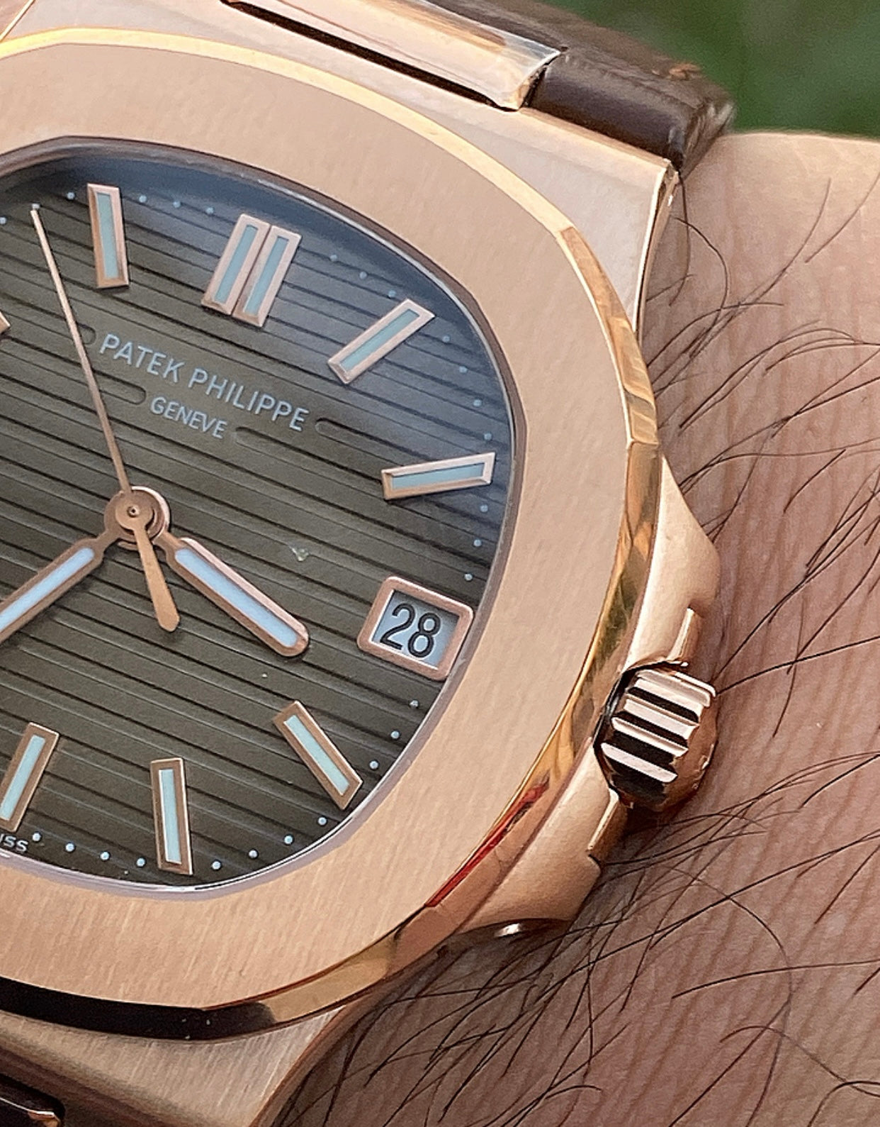 باتيك فيليب نوتلس روز جولد ستراب جلد بني و مينا اومبريه- كلين طبق الاصل لا تميز