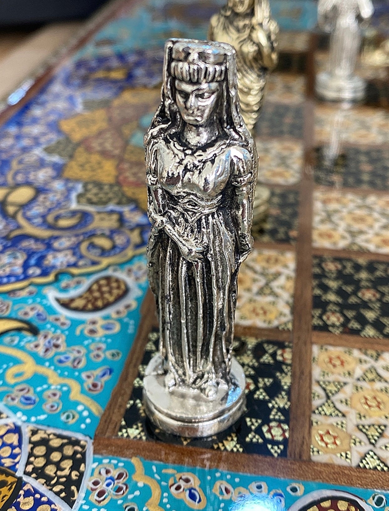 طاولي + شطرنج  زخرفة سوداء راقية صناعة يدوية - جنطة جلد فاخرة السعر بدون احجار شطرنج ٥٥٠ الف ومع احجار شطرنج ٦٥٠ الف