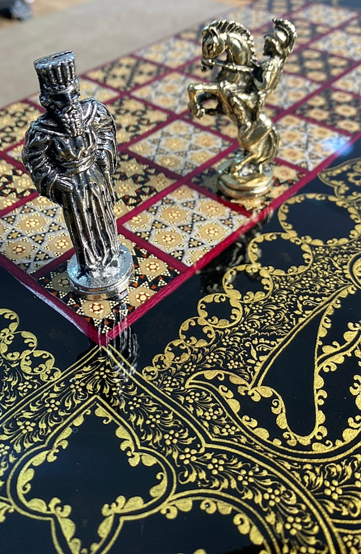 طاولي + شطرنج  زخرفة سوداء راقية صناعة يدوية - جنطة جلد فاخرة السعر بدون احجار شطرنج ٥٥٠ الف ومع احجار شطرنج ٦٥٠ الف