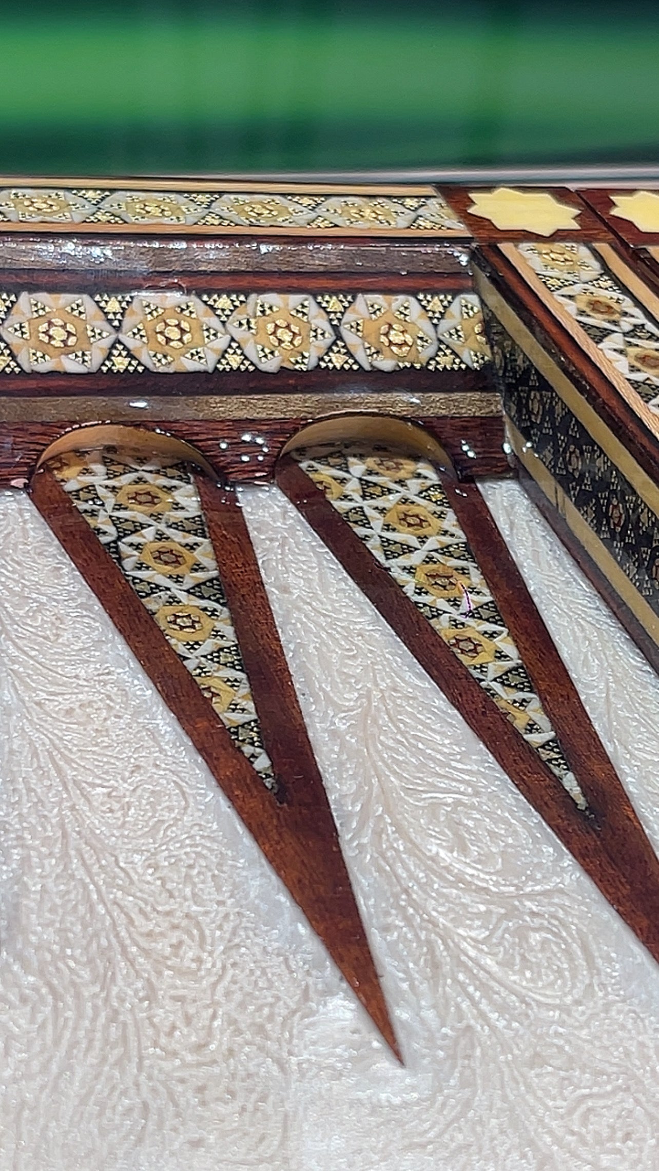 السعر الف دينار طاولي صناعة يدويه بالكامل قطعه واحده مع جنود براص واحجار الطاولي واحده فقط الرجاء عدم الاحراج