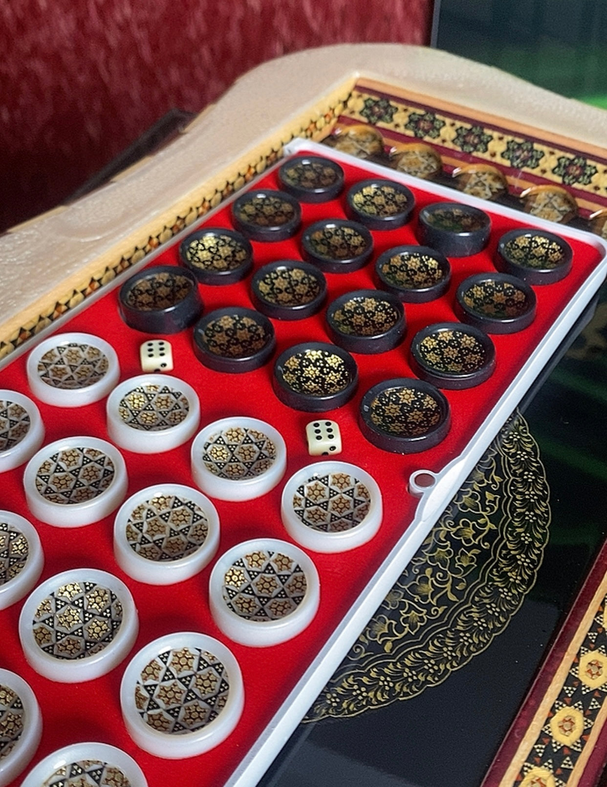تحفة فنية صناعة يدوية - طاولي و شطرنج رسمة واحدة فقط يعني الحبة الوحيدة في العراق - احجار الطاولي و الشطرنج صناعة يدوي  بادق التفاصيل (t4)