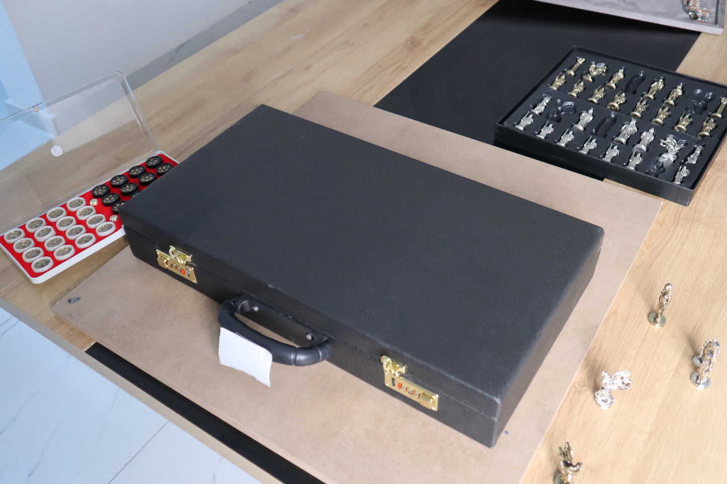 طاولي + شطرنج  زخرفة سوداء راقية صناعة يدوية - جنطة جلد فاخرة السعر بدون احجار شطرنج ٥٥٠ الف ومع احجار شطرنج ٦٥٠ الف