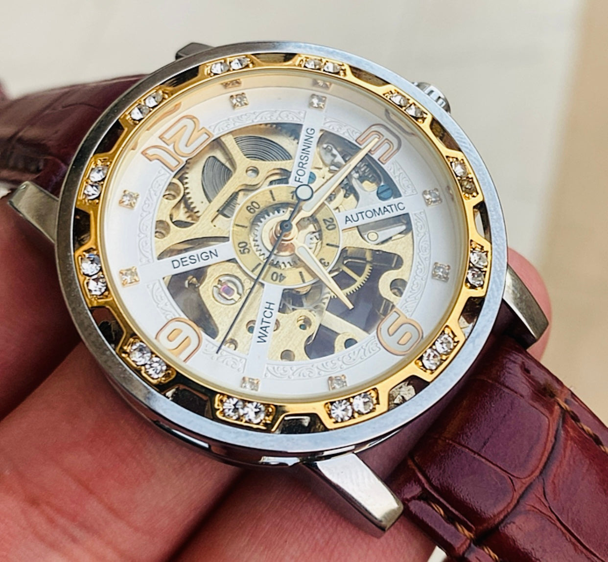 الفكرة ببساطة الساعة من مصنع ساعات انت بتصنع ساعة يدوياً - هذي الساعة تصميمي ركزت بيها على الوزن و ماكينة يدوية  فينتج - حبة واحدة فقط