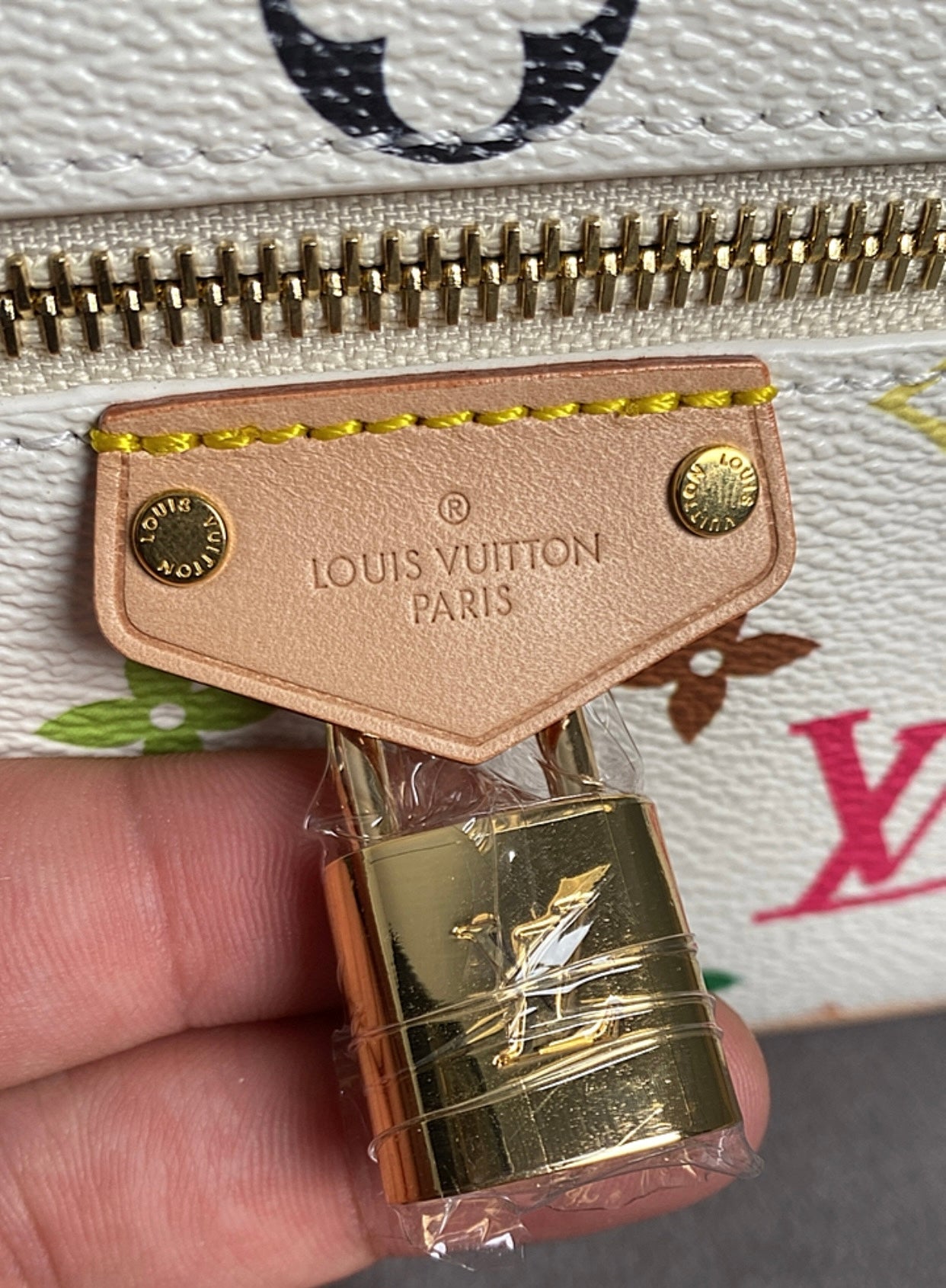 LV Monogram MulticolorLimted - الجنطة طبق الأصل لا تميز متوفر قطعة واحدة