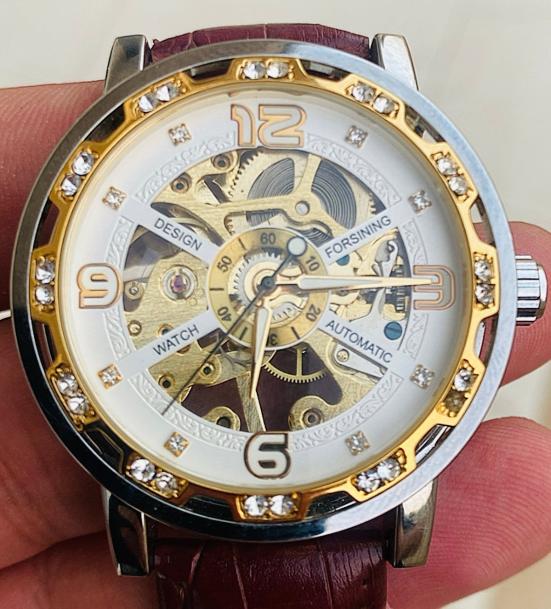 الفكرة ببساطة الساعة من مصنع ساعات انت بتصنع ساعة يدوياً - هذي الساعة تصميمي ركزت بيها على الوزن و ماكينة يدوية  فينتج - حبة واحدة فقط