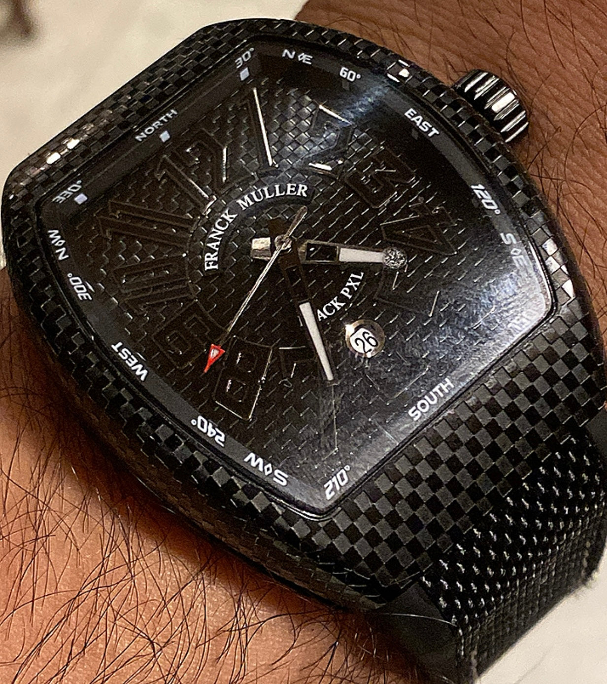 فرانك مولر كاربون فايبرركلين فينيشنج عالي جداً و تطابق في المكينة (صور الساعة الحقيقية مو من النت)