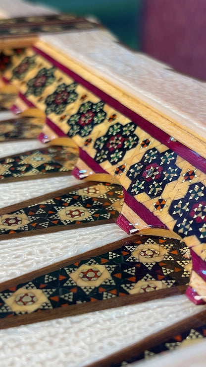 السعر الف دينار اردني طاولي صناعة يدويه بالكامل قطعه واحده مع جنود براص واحجار الطاولي واحده فقط الرجاء عدم الاحراج