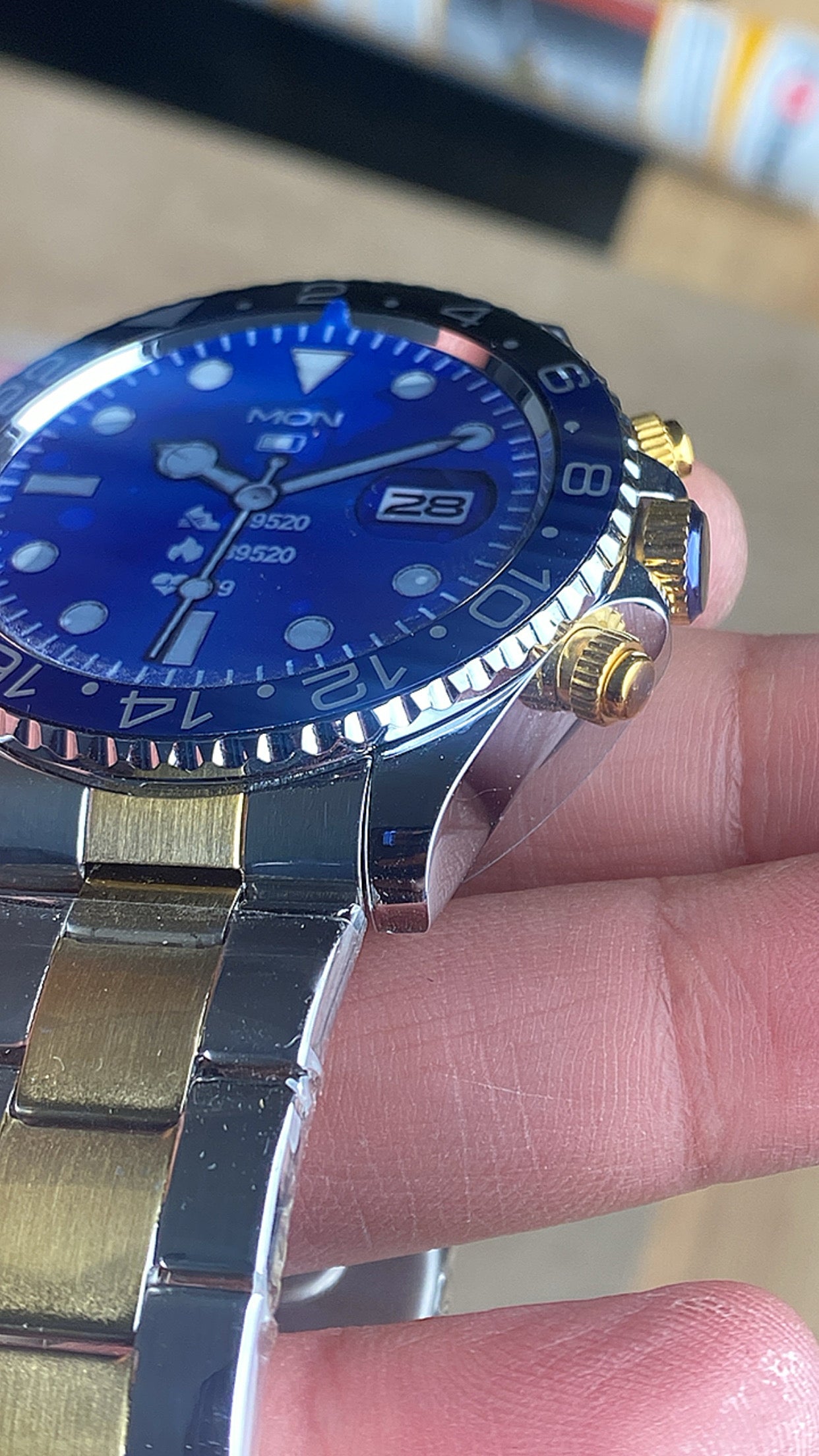 ساعه باتمان ذهبي الجيل الثالث + سماعات ماي بودز