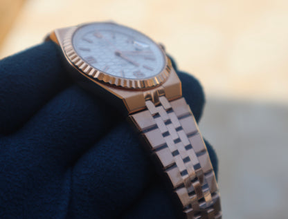 رولكس سكاي دولر ٢٠٢٥ روز جولد مينا ابض- كلين طبق الأصل