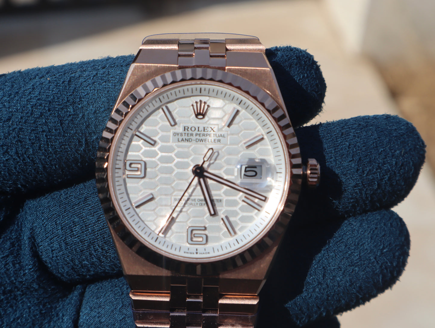 رولكس سكاي دولر ٢٠٢٥ روز جولد مينا ابض- كلين طبق الأصل