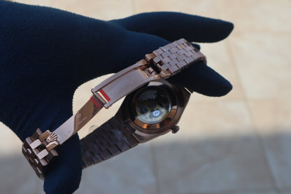 رولكس سكاي دولر ٢٠٢٥ روز جولد مينا ابض- كلين طبق الأصل