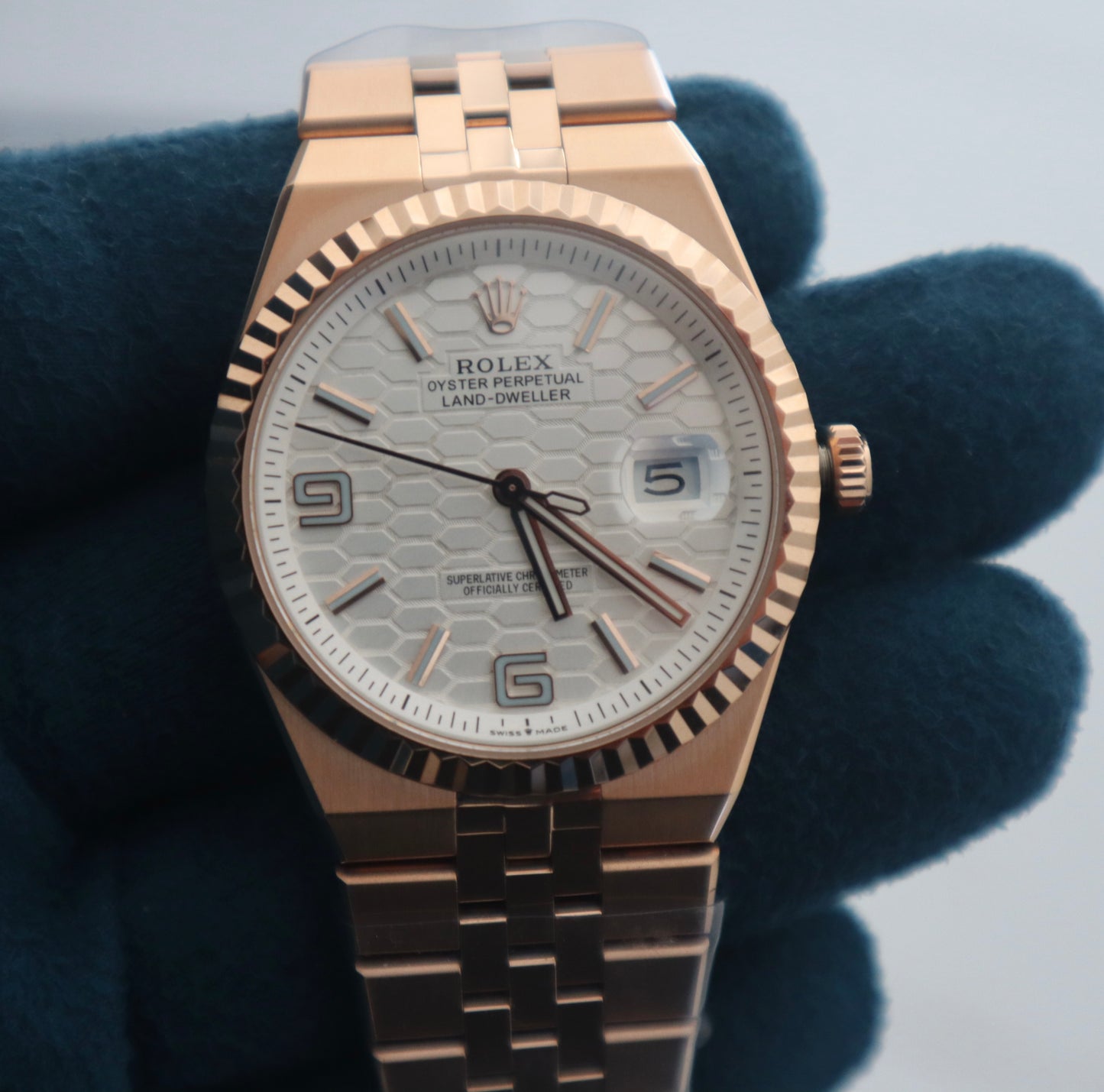 رولكس سكاي دولر ٢٠٢٥ روز جولد مينا ابض- كلين طبق الأصل