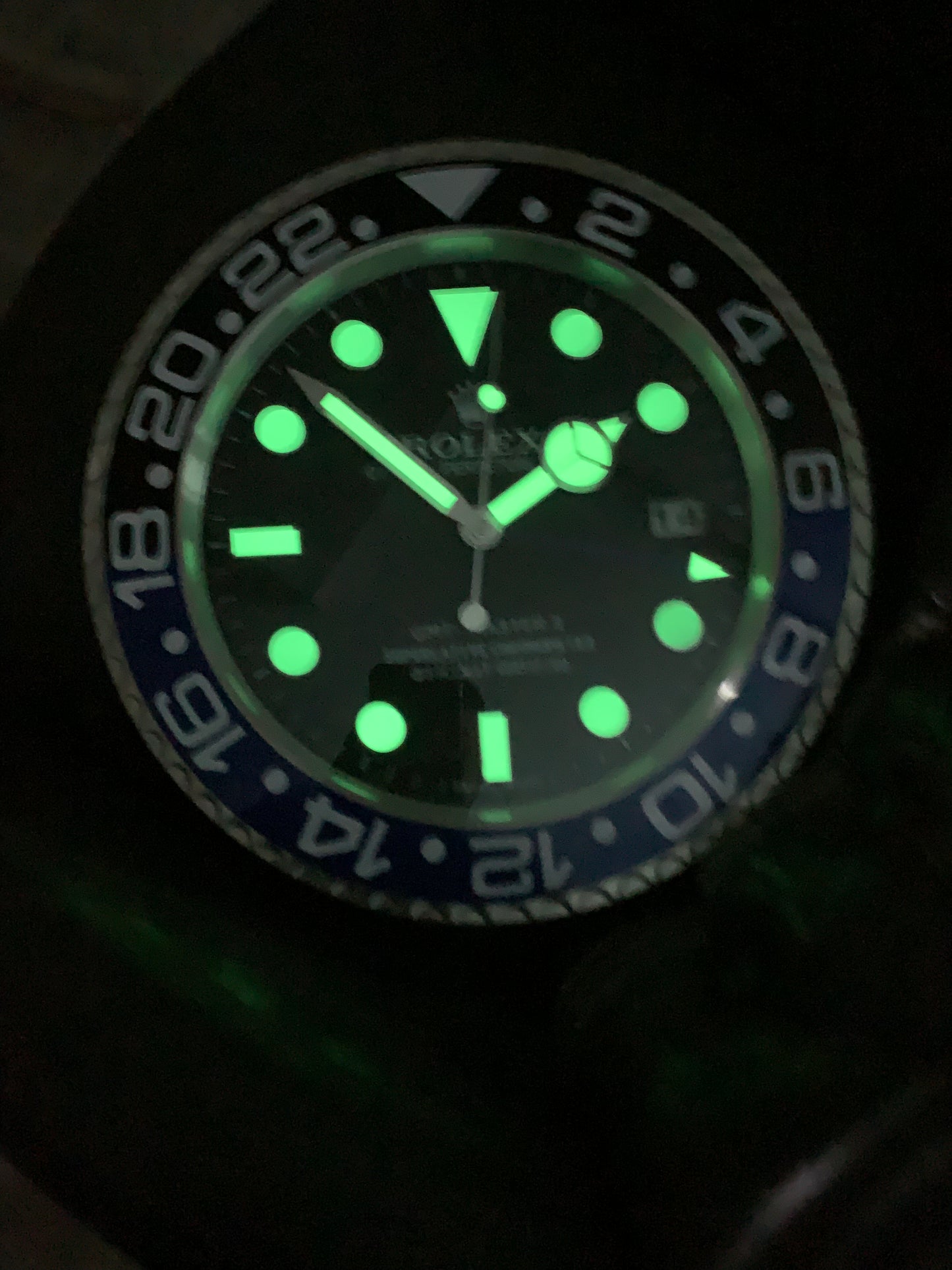 ساعه حائط بتصميم رولكس باتمان -  تصميم دقيق تاريخ.وعقربين ROLEX GMT BATMAN