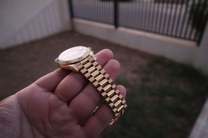 رولكس داي ديت يالو جولد ارقام روماني - الساعة كلين - مطابقة للاصلية - اللون طلاء عيار ١٨