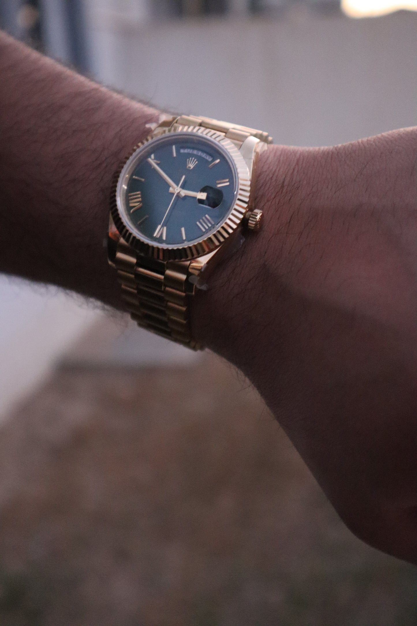 رولكس داي ديت يالو جولد ارقام روماني - الساعة كلين - مطابقة للاصلية - اللون طلاء عيار ١٨