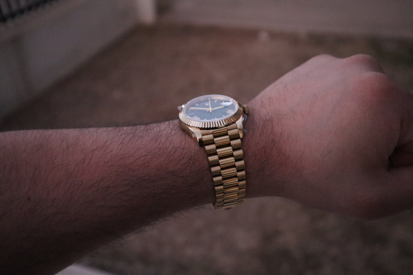 رولكس داي ديت يالو جولد ارقام روماني - الساعة كلين - مطابقة للاصلية - اللون طلاء عيار ١٨