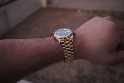 رولكس داي ديت يالو جولد ارقام روماني - الساعة كلين - مطابقة للاصلية - اللون طلاء عيار ١٨