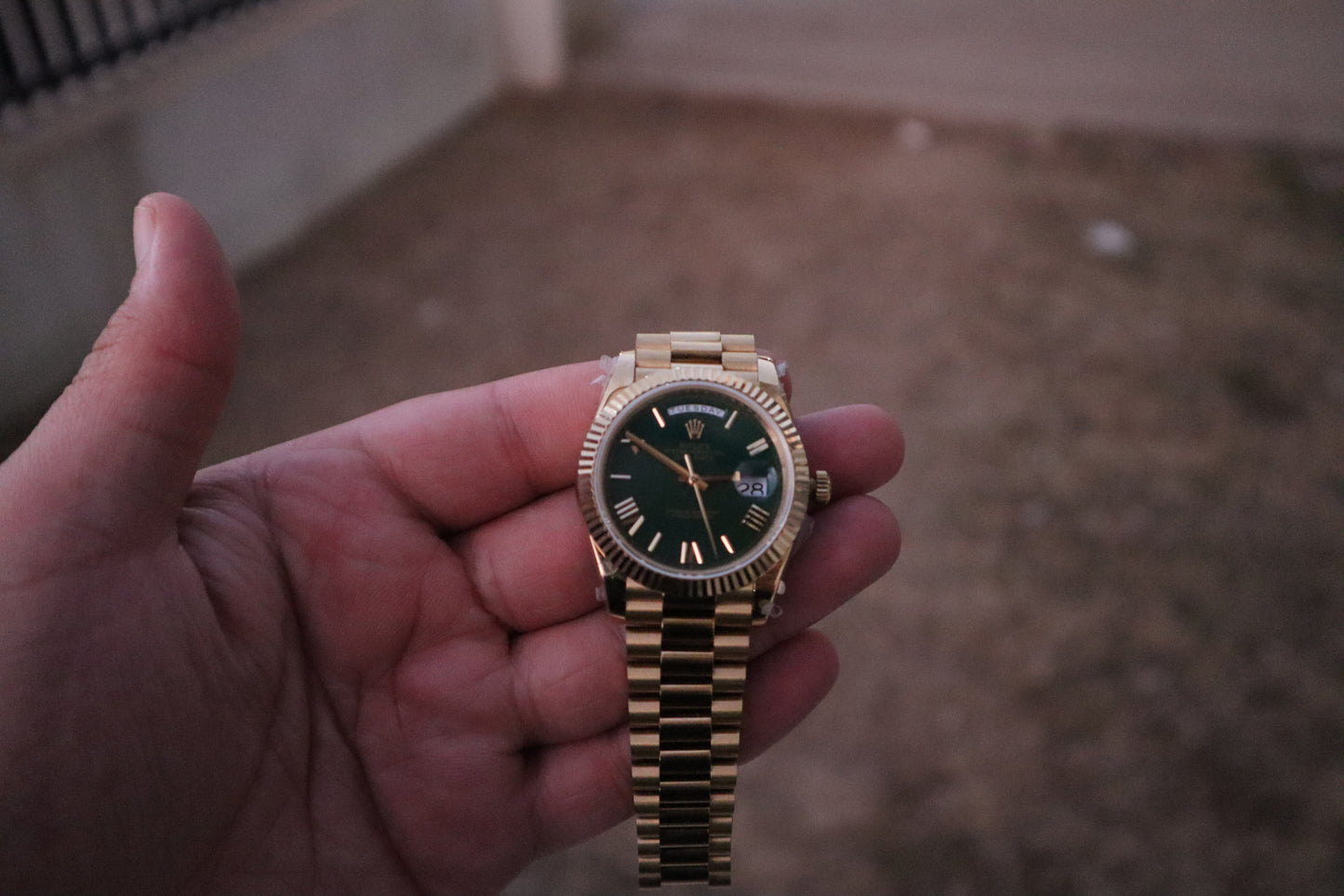 رولكس داي ديت يالو جولد ارقام روماني - الساعة كلين - مطابقة للاصلية - اللون طلاء عيار ١٨