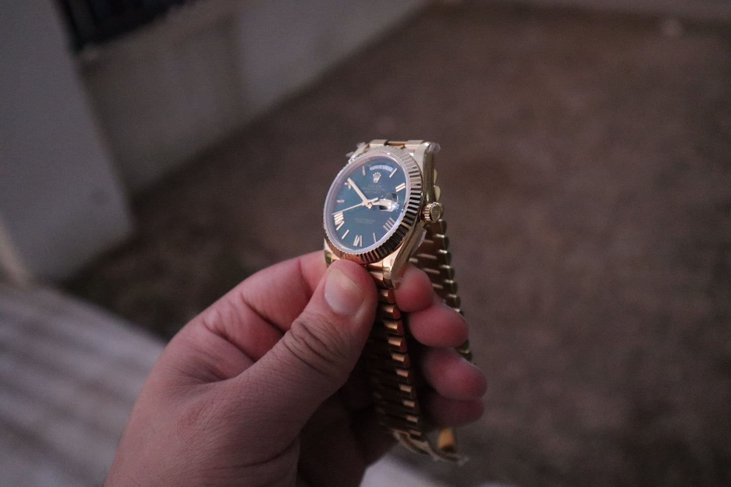 رولكس داي ديت يالو جولد ارقام روماني - الساعة كلين - مطابقة للاصلية - اللون طلاء عيار ١٨