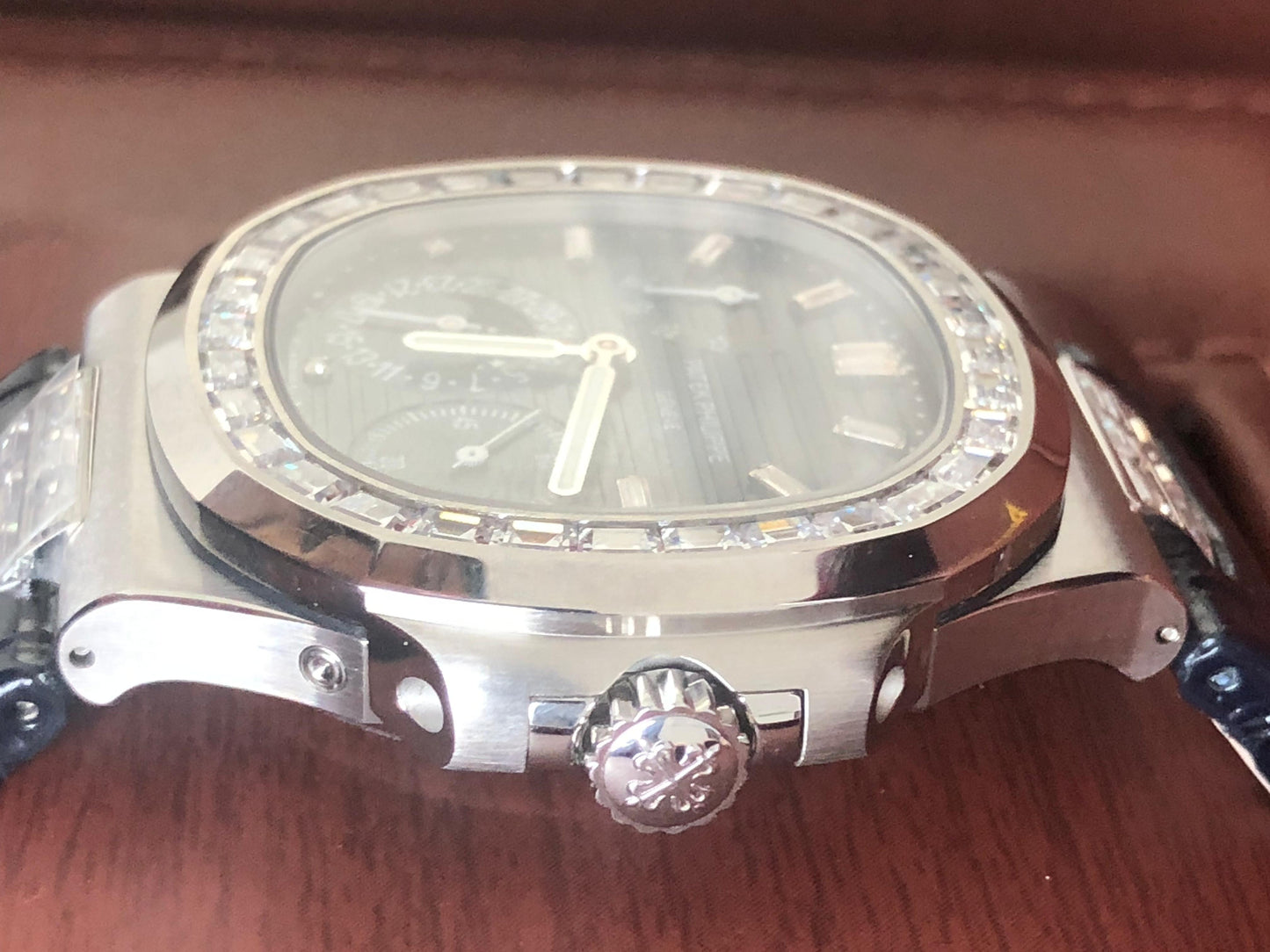 Patek Philippe Nautilus 5712/1R - تطابق ١٠٠٪؜ ماكينة سويسري باتيك فيليب نوتليس كلين قطعه واحده