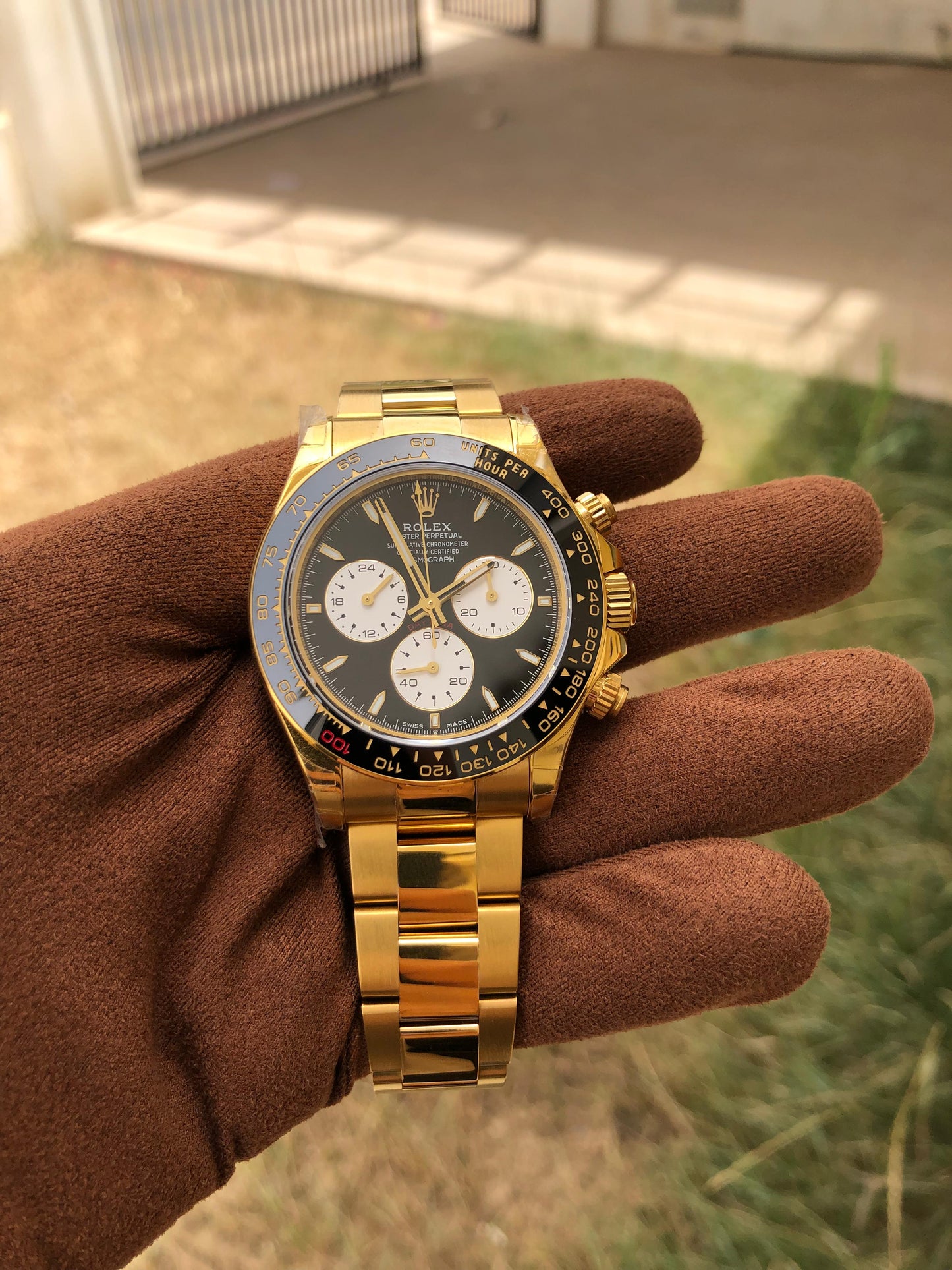 40 mm رولكس دايتونا ذهب أصفر بقرص أسود وسناتر بيضاء