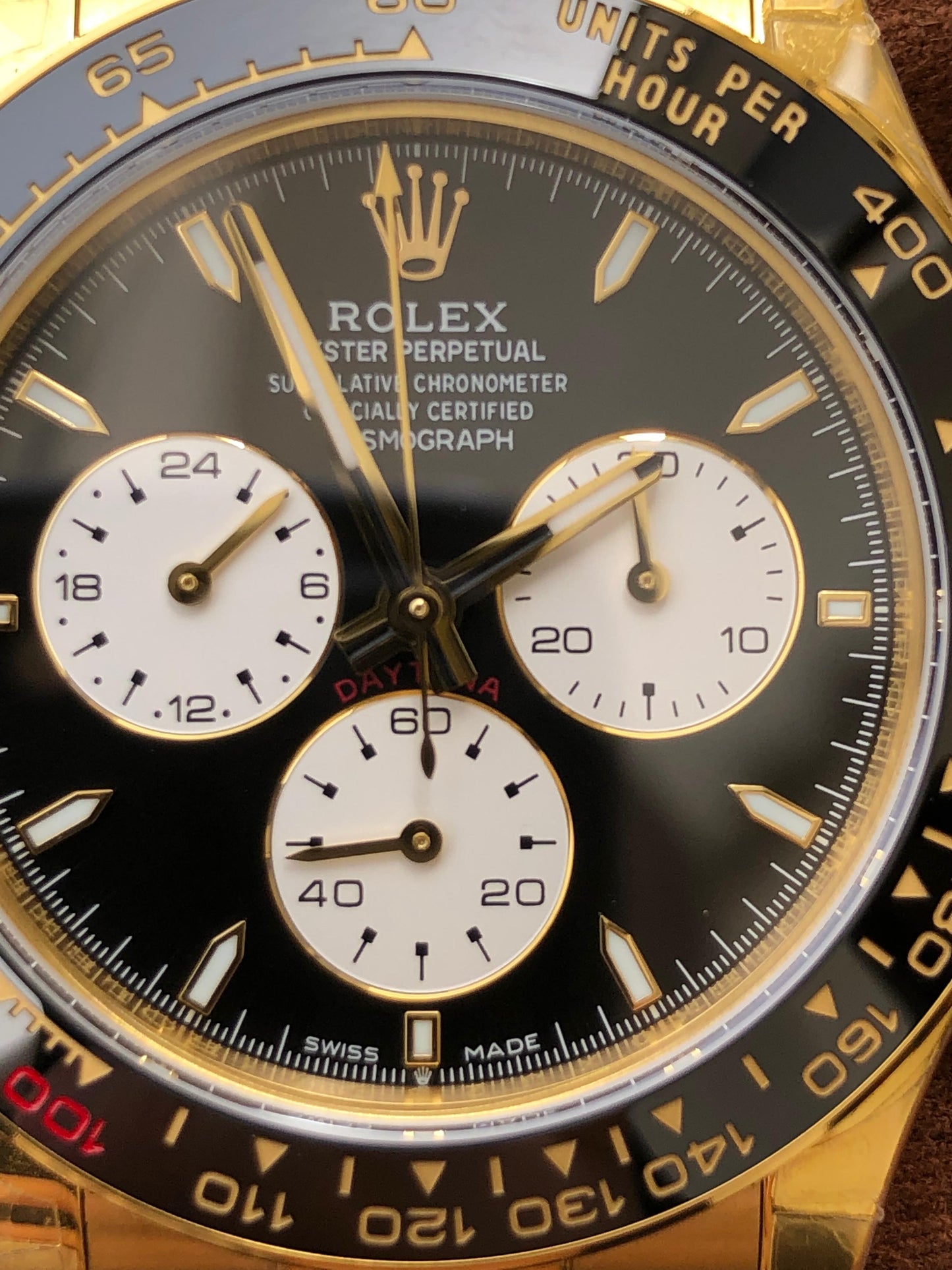 40 mm رولكس دايتونا ذهب أصفر بقرص أسود وسناتر بيضاء