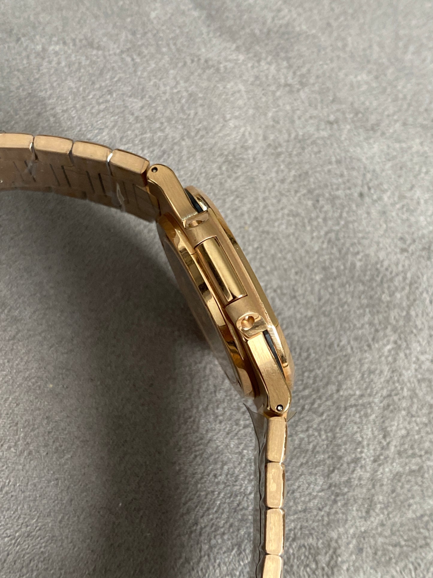 PATEK PHILIPPE 5711 Rose gold- clean  السعر مليون